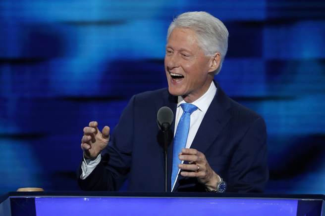 图为美国前总统柯林顿7月26日在费城
民主党全国代表大会中演说的资料照。（图/美联社）
