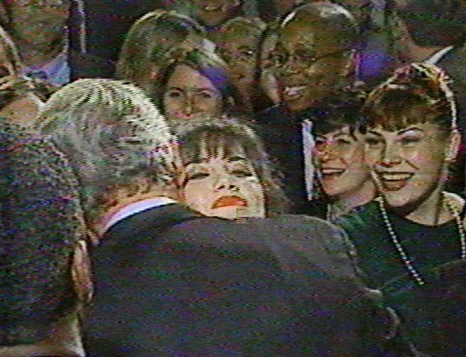 美国前总统柯林顿与白宫实习生的口交丑闻令人记忆犹新，图为陆文丝姬1996年10月公开拥抱柯林顿的画面。（图/美联社）