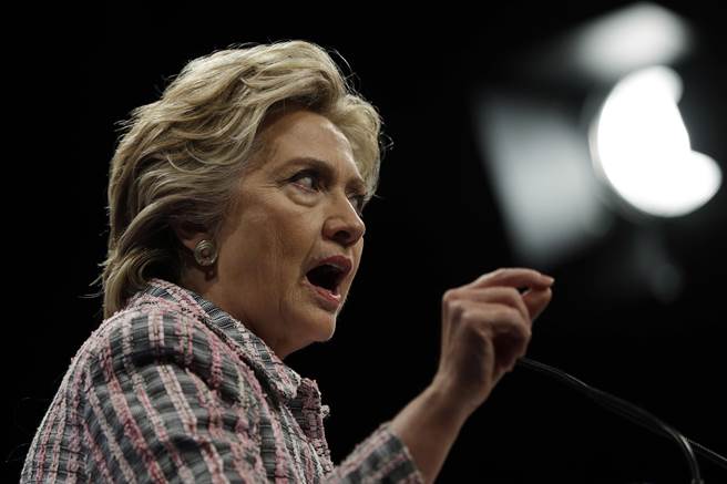 柯雷恩的新书中说，民主党总统候选人希拉蕊对柯林顿不费吹灰之力，就有高人气，但自己却得苦心经营，才能制造热情洋溢的假象颇为不平。图为她9月30日在佛罗里达州发表演说的神情。（图/美联社）