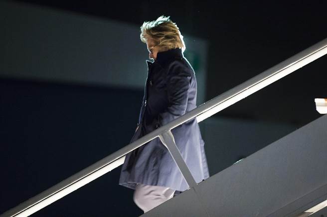 据亲近柯林顿的顾问说，若希拉蕊对老公的憎恨少些，感激多些，这位美国前总统将能对她角逐总统宝座发挥较大的贡献。图为希拉蕊9月30日在纽约州白原市走下飞机。（图/美联社）