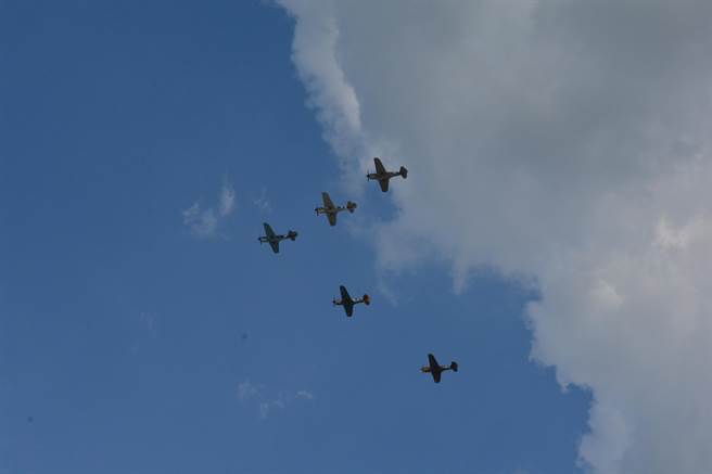 漆著青天白日徽的P-40N，領導其他四架同型機進行編隊飛行，向第二次世界大戰中國戰場上的老兵們致敬。（許劍虹攝）