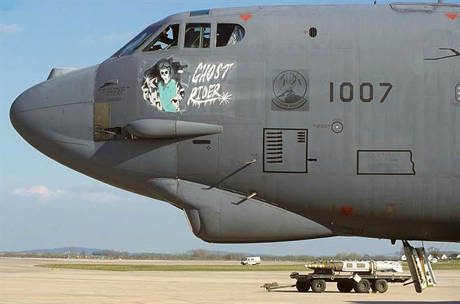 编号62-1007的B-52H，有恶灵战警的外号，机首也着极具特色的图案。(图/美国空军)