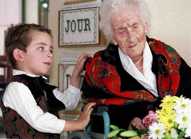 1997年2月世界紀錄最年長者Jeanne Calment和一名五歲男孩合照。(美聯社)
