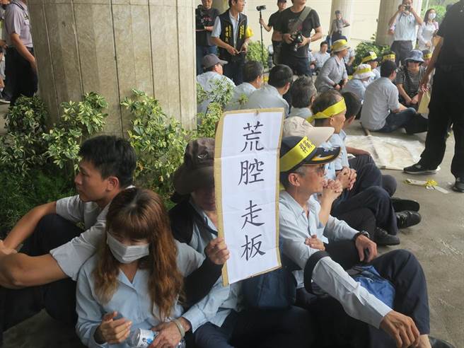 衝破警力封鎖的台化員工，在縣府大門外靜坐等魏明谷出面回應。（謝瓊雲攝）
