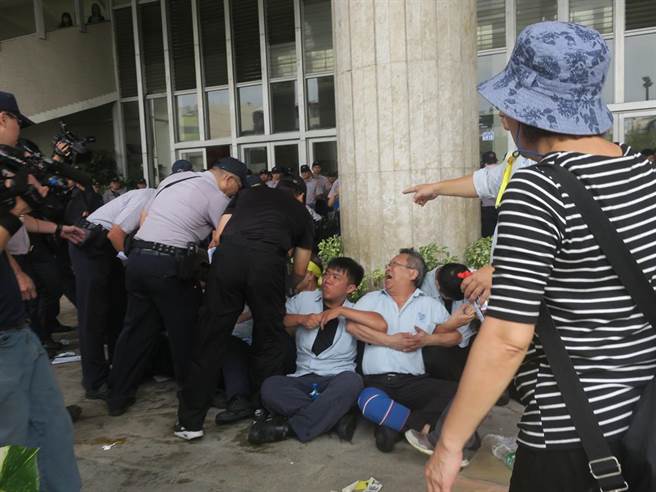 在指揮官彰化分局長陳順和要求下，警力強勢淨空縣府前迴廊，將靜坐群眾拉離。（謝瓊雲攝）