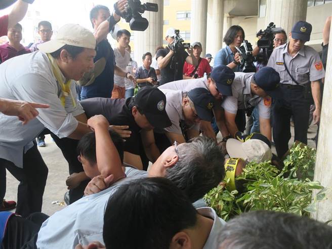 在指揮官彰化分局長陳順和要求下，警力強勢淨空縣府前迴廊，將靜坐群眾拉離。（謝瓊雲攝）