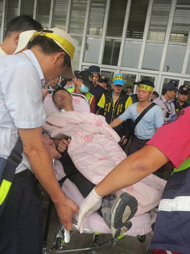 廠長周宏恩情緒激動過度換氣昏倒，被救護車送醫。（謝瓊雲攝）