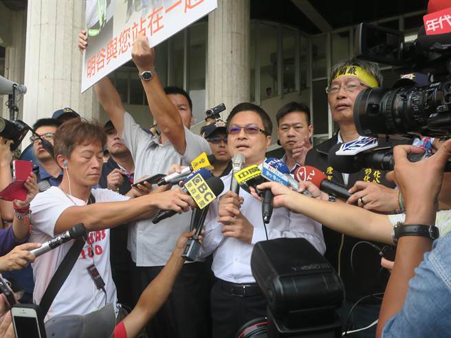 彰化縣長魏明谷等群眾安靜後退後在警方戒護下出面回應台化員工，將全力輔導台化依法取得許可證，讓員工安心工作。（謝瓊雲攝）