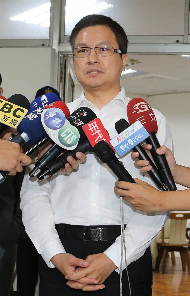 台化彰化厂员工近千人上午再度到彰化县政府抗争，下午双方在县长室辟室密谈4个小时，但谈判仍破局，彰化县长魏明谷表示，由于地方与中央法令不同，双方将与李应元再协调，届时可能会有圆满的结果。（黄国峰摄）