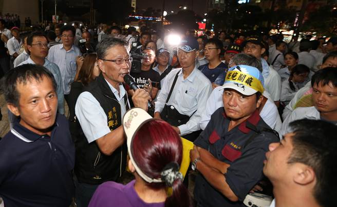 台化企业工会理事长刘兴华向在场守候的台化员工表示，下一步将前进凯道。（黄国峰摄）
