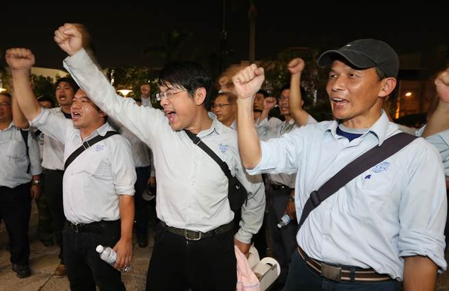 下午双方在县长室辟室密谈，但经过4个小时的谈判仍破局，数名员工高喊，「小英总统主持公道，先復工、后发照」。（黄国峰摄）