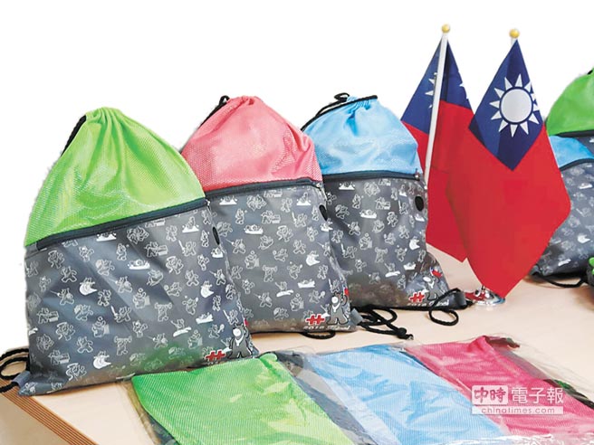 台北市今年國慶推出二代嗡嗡包，以熊讚作為主軸設計，限量5000個。（柯伶穎攝）