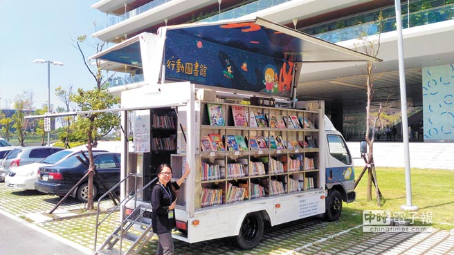 智慧走讀行動圖書車 雲端書庫高雄變身無牆圖書館 地方新聞 中國時報