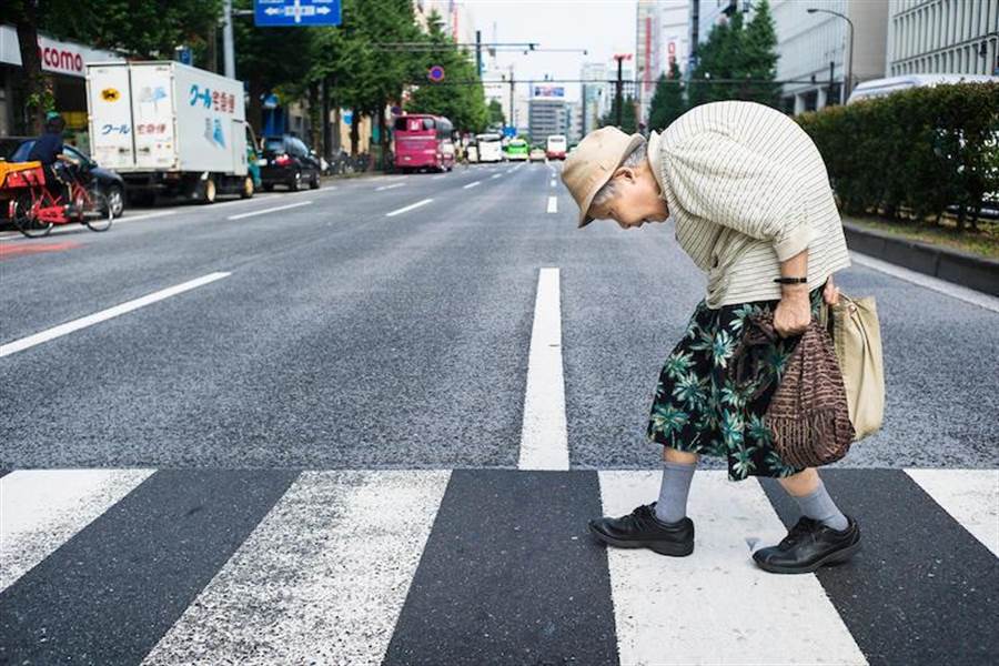 老人過馬路