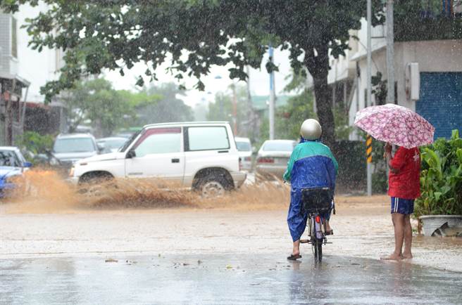 南王社區道路變河道，民眾望水興嘆。（黃力勉攝）