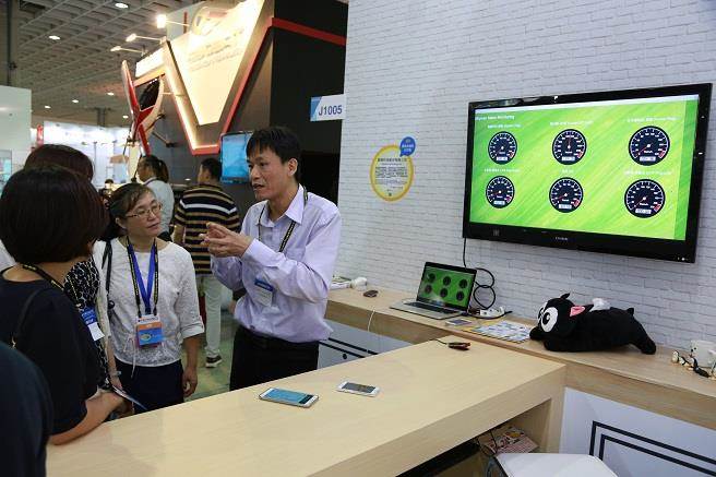 展綠科技吳仁作執行長於展場展示充電綠能鉤錶安裝方式及如何進行用電監測。(中小企業總會提供)