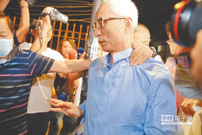 换自由↓朱国荣在友人的包围下，离开台北看守所。  （方浚哲摄）