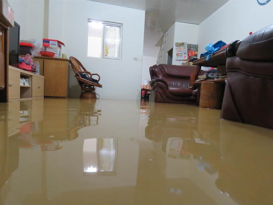 豪雨釀災!基隆獅球路土石崩塌 建物掏空居民急撤離 - 社會 - 中時