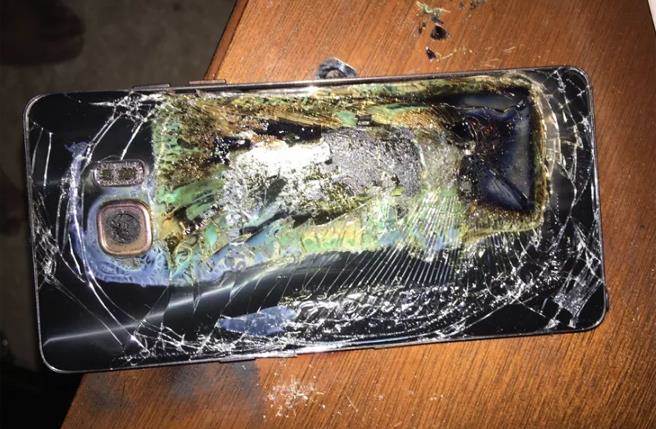 美國1名用戶剛更換的三星Galaxy Note 7 又傳出爆炸。（圖翻攝The Verge）