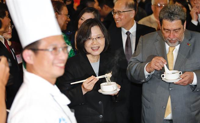 蔡英文總統與友邦聖文森總理龔薩福一同出席國慶酒會，開心品嚐客家板條。不過她應該沒發現，台灣小吃看板上的圖案是香港夜市。（姚志平攝影）