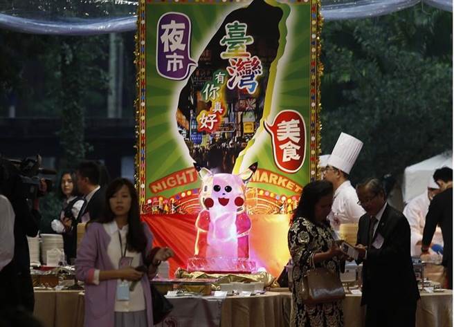 國慶酒會看板出包，台灣夜市印的圖案是香港街景。前方大大的皮卡丘冰雕也令人感到突兀。（姚志平攝影）