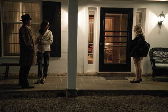 伊旺麥奎格（左起）、珍妮佛康納莉、達柯塔芬妮在片中飾演面臨崩解的一家人。（威視提供）