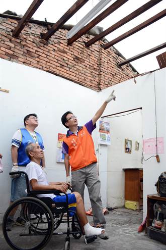 颱風吹掀屋頂 眾人為獨老蓋屋