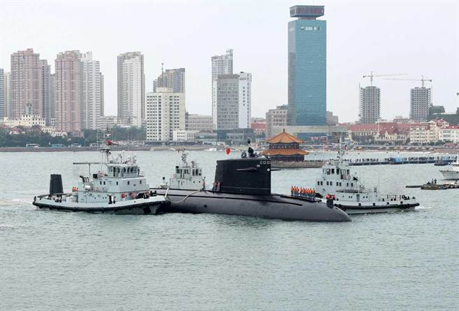 己除役的漢級潛艦拖運到青島港口準備展示。(圖/大公網)