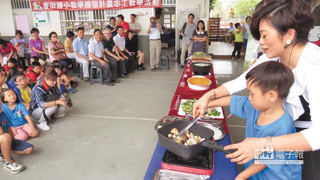 香田國小高唱食米樂嘗藍帶級割稻仔飯 頭條 中國時報