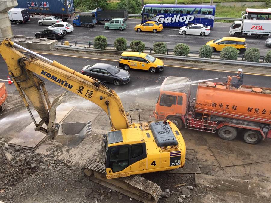 大竹橋拆除工程延誤，造成大塞車，目前紓解中。（甘嘉雯攝）