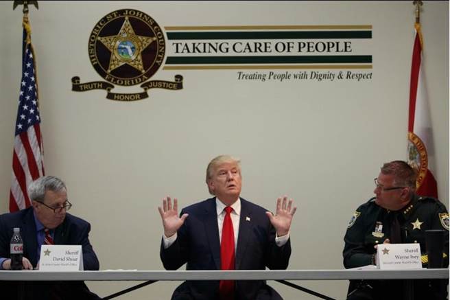 川普昨天起一连三天将竞选重心放在佛罗里达州。图为他拜访佛州圣约翰县县警局。(图:美联社)