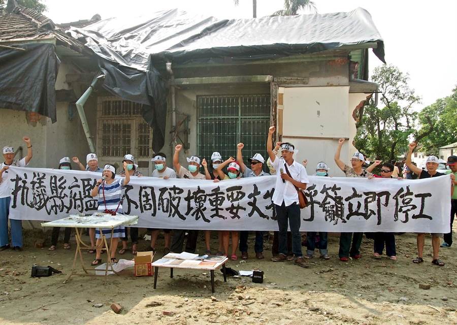 屏東市勝利眷村正在進行違建拆除工程，現場卻發現清代及日治時期的破碎陶瓷器文物，縣議員蔣月惠和愛好文史民眾前往抗議縣府施工粗糙。（潘建志攝）