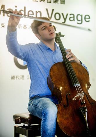 大提琴家尤尼采抵台 為獨奏會加緊練習