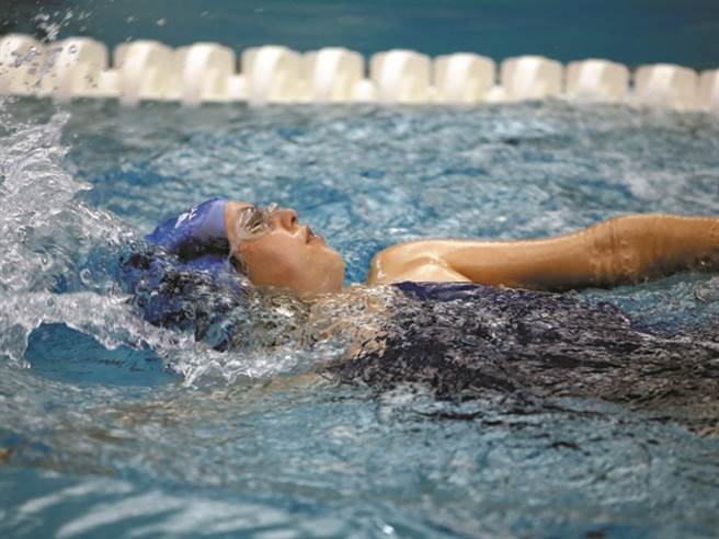 當我們在游泳的時候，大腦會產生許多反應，對於我們的心理健康也有相當大的助益。圖片來源：健康365