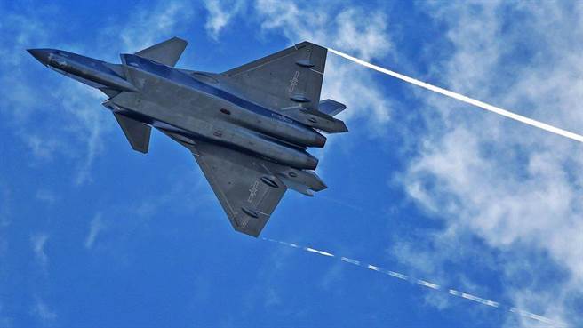 殲20隱形戰鬥機可說是這次珠海航展最引人注目的一架飛機。要到航展揭幕才正式示人。這是新華社之前發出的資料照。（新華社）