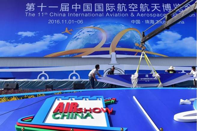 珠海航展今天開幕，工作人員做最後的準備工作。（新華社）