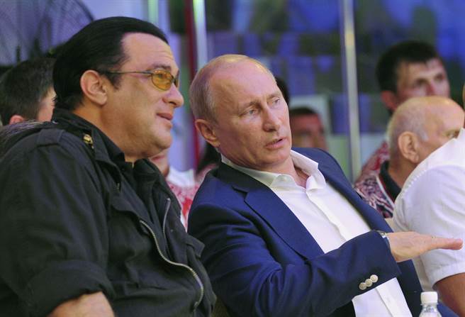 普丁（右）與席格是多年老友，圖為兩人2012年8月11日在黑海度假勝地索契觀賞俄羅斯首度舉辦的全國混合武術錦標賽。（圖/美聯社）