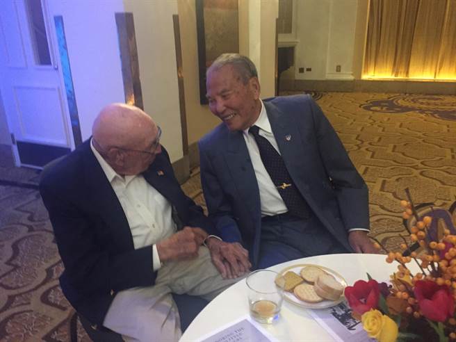 「飞虎队」陈鸿铨将军（右)与「杜立德空袭队」柯尔中校（左)两人紧紧相握，英雄惜英雄。(江静玲华府传真)