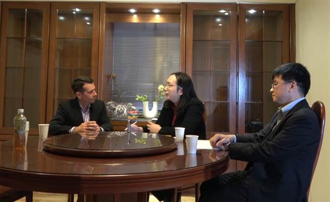 行政院政務委員唐鳳（中）昨日與Uber全球首席顧問普洛夫（David Plouffe，左）會面。（圖截自唐鳳Youtube影片）