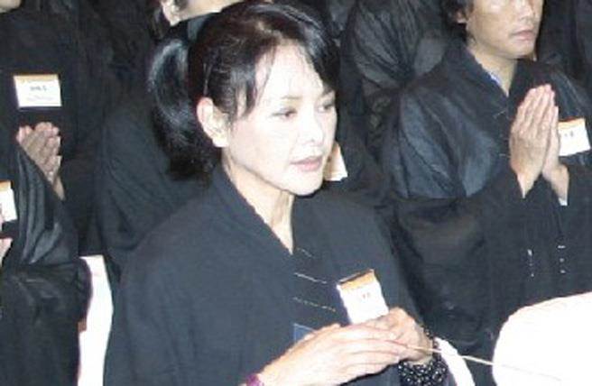 2005年間，王釧如參加法會，拿香迎請心定和尚為大眾開示，她自曝當年一度真的打算出家去了。（圖/本報系資料照片 夏念慈攝） 