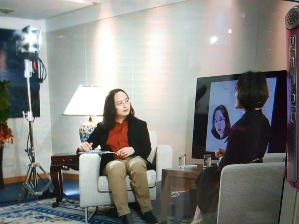 唐鳳下午接受電視專訪透露有在一起十年另一半。（呂雪彗翻攝YOUTUBE）