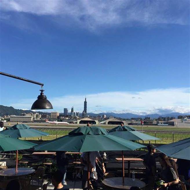 空軍一號景觀咖啡廳正對松山機場，景觀特優。 (圖取自/空軍一號景觀咖啡廳fb) 