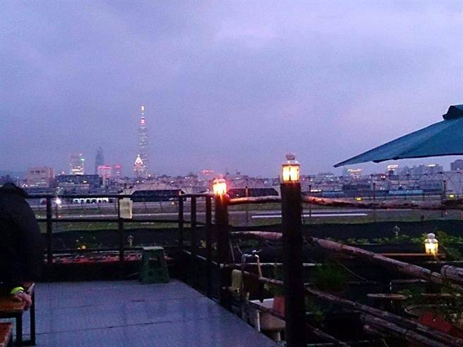 空軍一號景觀咖啡廳正對松山機場，景觀特優。 (圖取自/空軍一號景觀咖啡廳fb) 