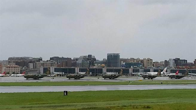 空軍一號景觀咖啡廳面向松山機場，可清楚觀察飛機動向。 (圖取自/空軍一號景觀咖啡廳fb) 