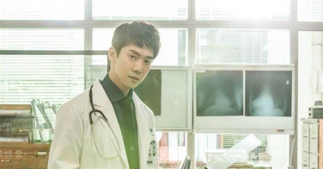 柳演錫在《浪漫醫生金師傅》飾演極富好勝心的男醫生（圖／KKTV 提供）