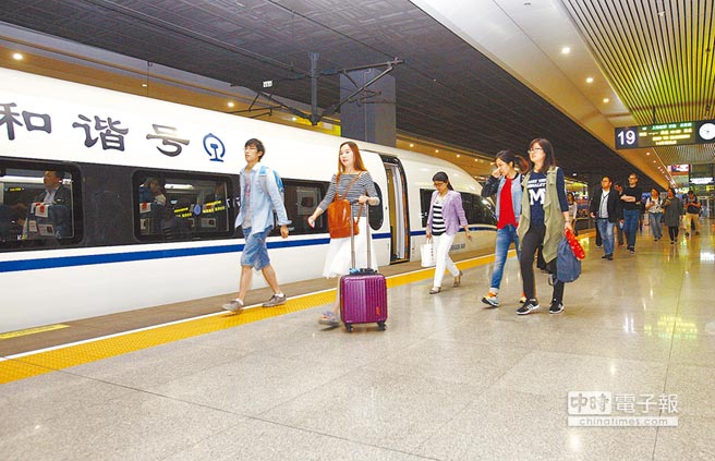 5月15日，民眾在上海虹橋站準備搭乘京滬高鐵。（新華社）