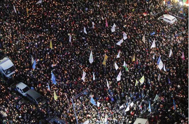 首爾12日晚超過百萬群眾示威遊行朝青瓦台前進，要求總統朴槿惠下台。（圖／美聯社）