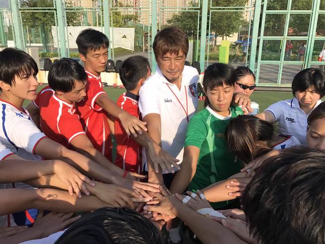 東亞盃輸給南韓後，中華隊日籍教頭柳樂雅幸（中）表示，提昇年輕梯隊勢在必行。（李弘斌攝）