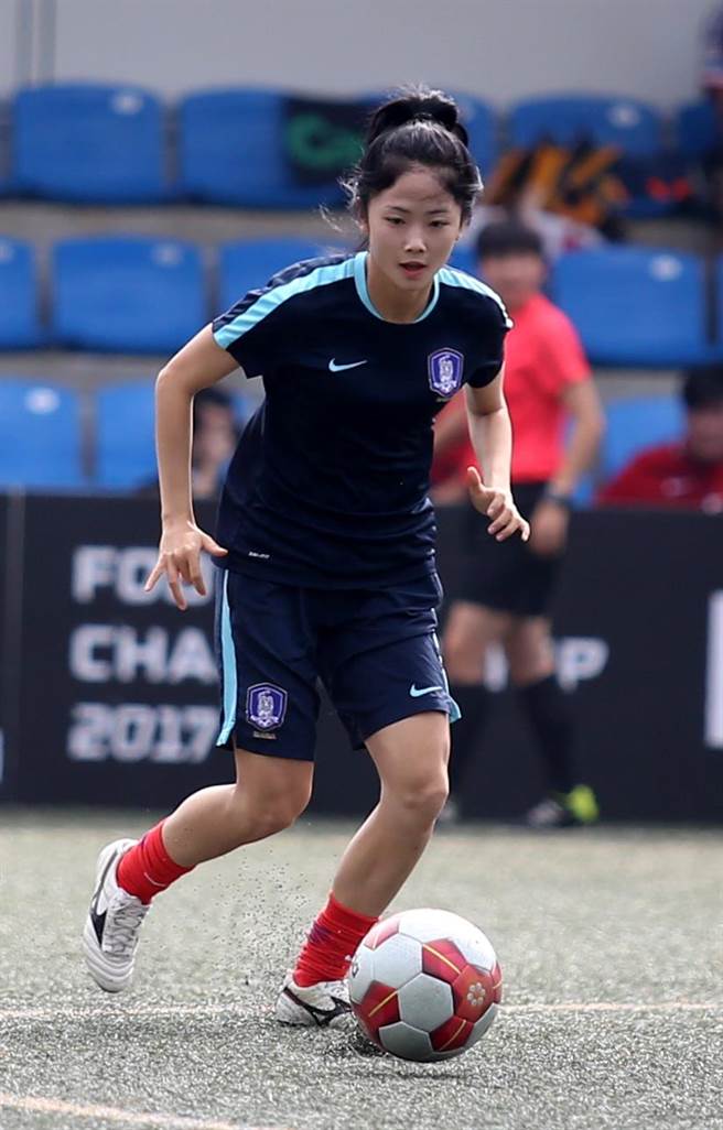 韩国美女中场李玟娥为中华队要重兵看管的攻击发电机。（李弘斌摄）