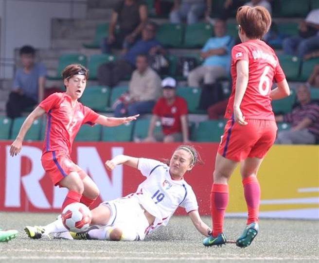 中华队包欣玄（中）飞铲拚抢。（李弘斌摄）